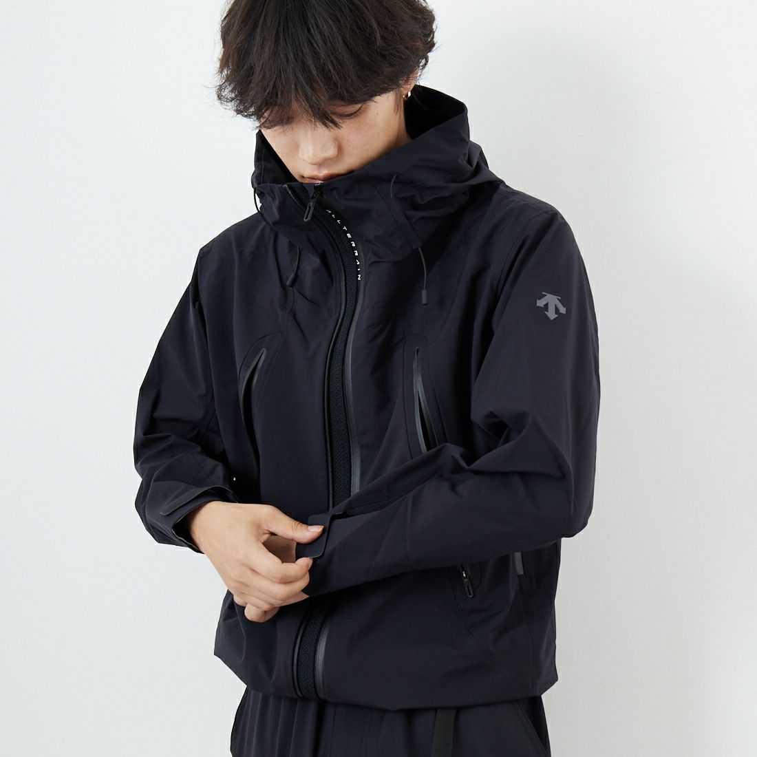 DESCENTE ALLTERRAIN [デサントオルテライン] CREAS ハードシェルジャケット [DU5FWBA2M] BK00 &&モデル身長：179cm 着用サイズ：M&&