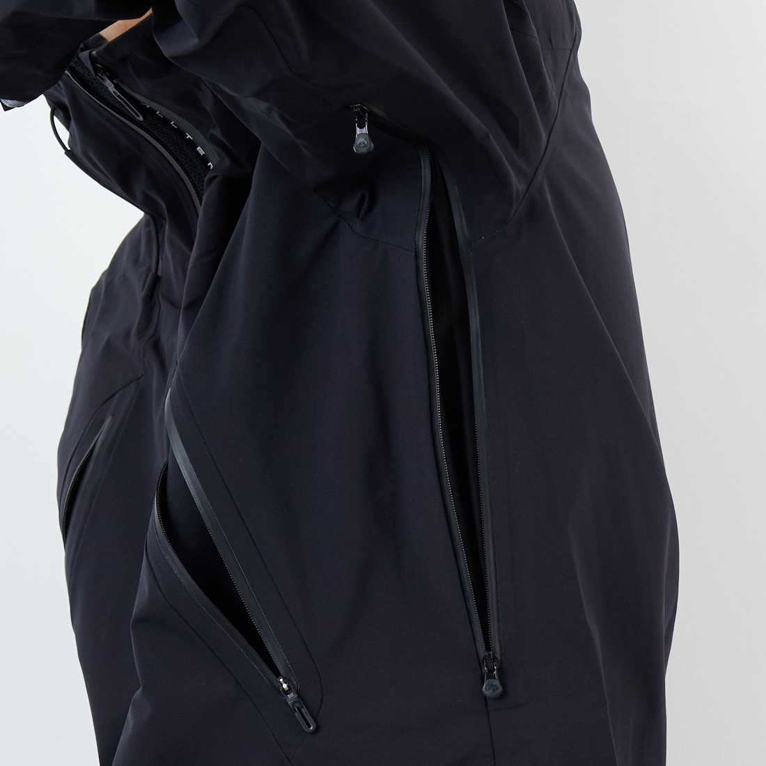 DESCENTE ALLTERRAIN [デサントオルテライン] CREAS ハードシェルジャケット [DU5FWBA2M] BK00 &&モデル身長：179cm 着用サイズ：M&&