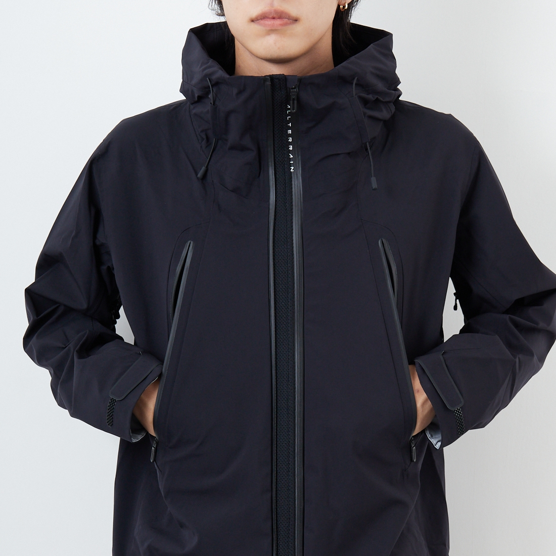 DESCENTE ALLTERRAIN [デサントオルテライン] CREAS ハードシェルジャケット [DU5FWBA2M] BK00 &&モデル身長：179cm 着用サイズ：M&&