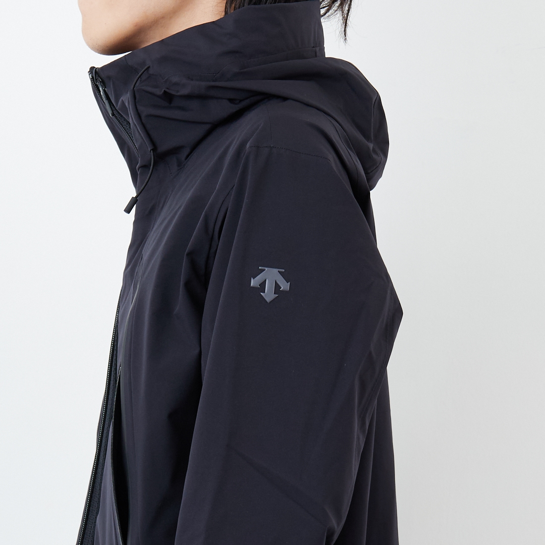 DESCENTE ALLTERRAIN [デサントオルテライン] CREAS ハードシェルジャケット [DU5FWBA2M] BK00 &&モデル身長：179cm 着用サイズ：M&&