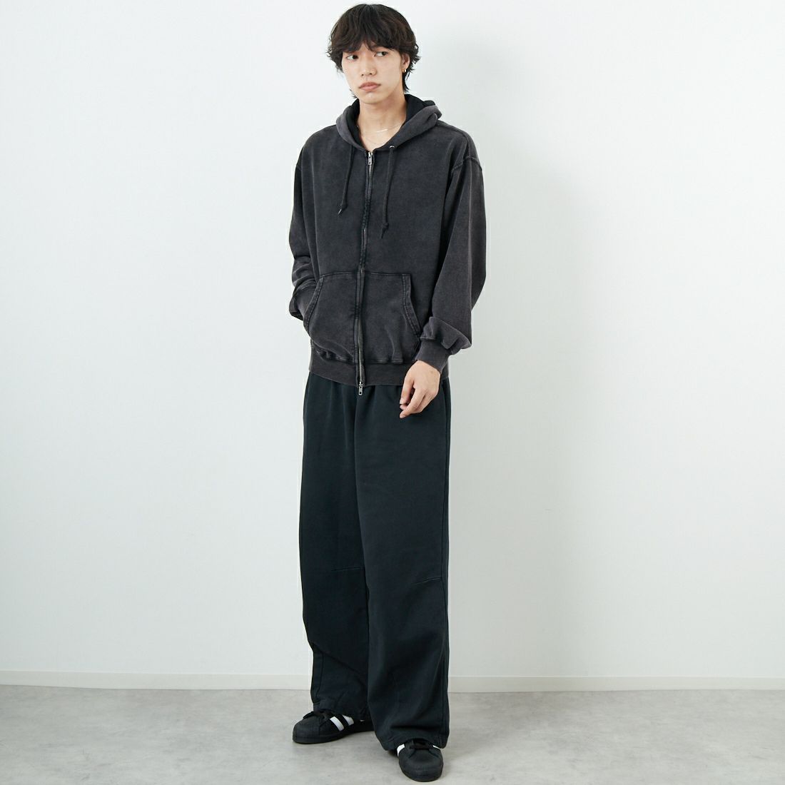 Jeans Factory Clothes [ジーンズファクトリークローズ] T/C ケミカル加工 裏毛ジップパーカー [2523-467IN] BLACK &&モデル身長：179cm 着用サイズ：M&&
