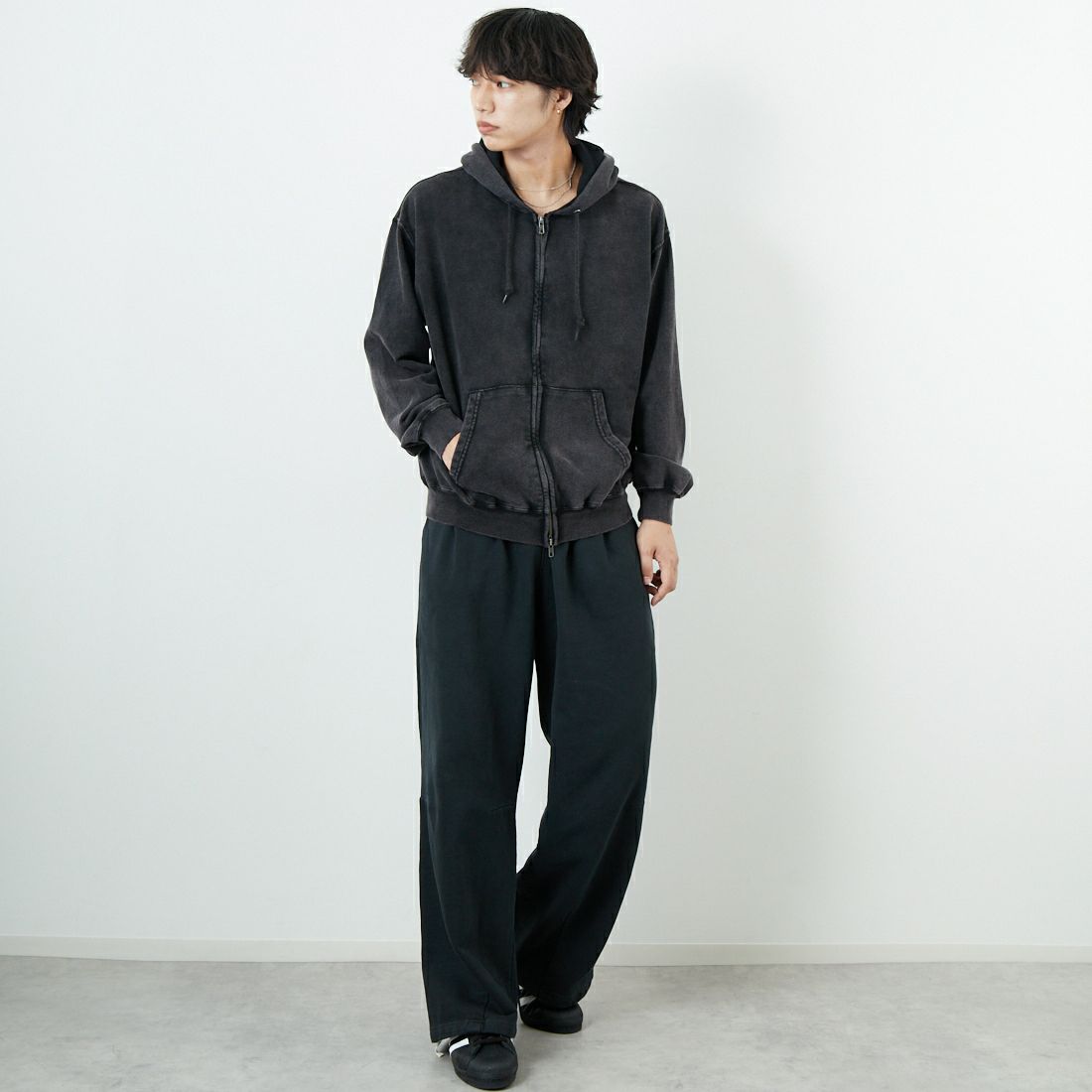 Jeans Factory Clothes [ジーンズファクトリークローズ] T/C ケミカル加工 裏毛ジップパーカー [2523-467IN] BLACK &&モデル身長：179cm 着用サイズ：M&&