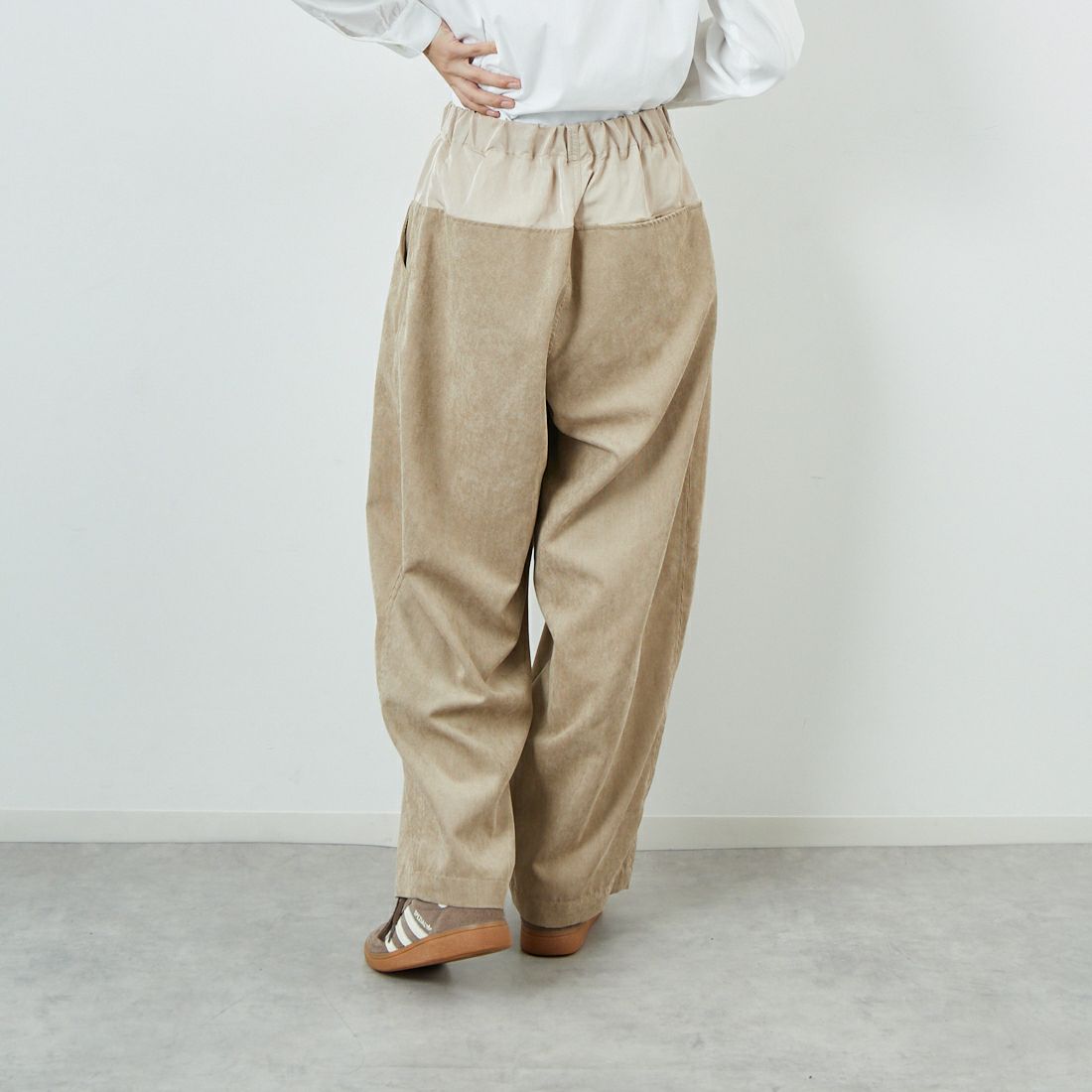 Munich [ミューニック] ナノコールバレルパンツ [MN252P25] 014 GREIGE  &&モデル身長：162cm 着用サイズ：S&&