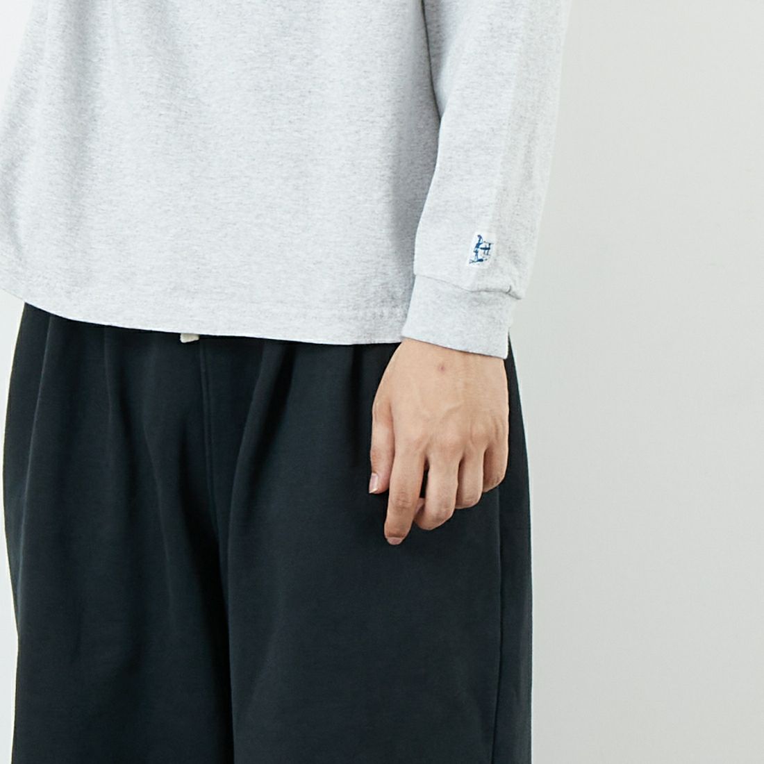 The Endless Summer [エンドレスサマー] 4カラーロゴプリント ロングスリーブTシャツ [FH-25774326] 03 MIX GRY &&モデル身長：179cm 着用サイズ：M&&