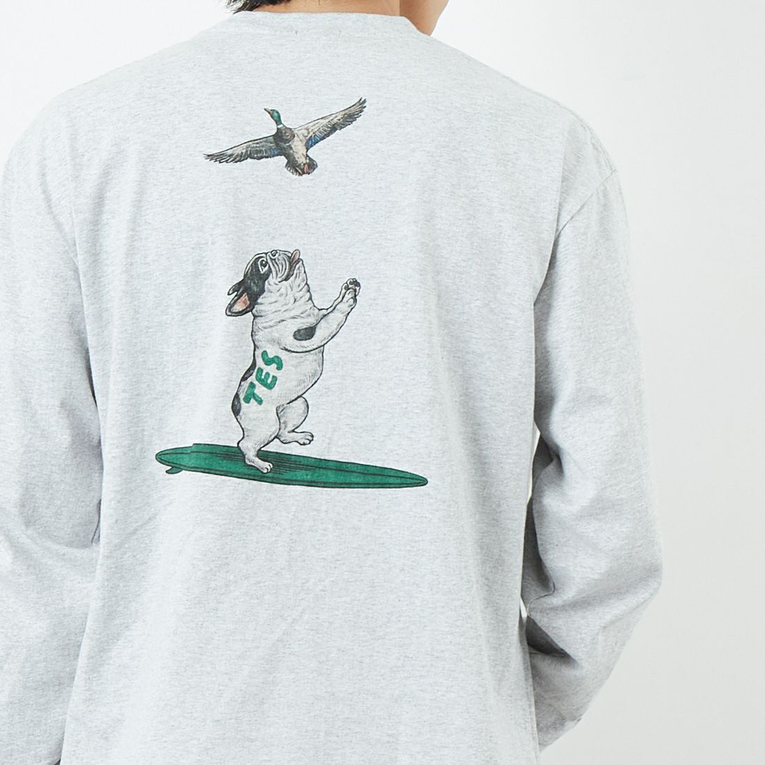 The Endless Summer [エンドレスサマー] 4カラーロゴプリント ロングスリーブTシャツ [FH-25774326] 03 MIX GRY &&モデル身長：179cm 着用サイズ：M&&