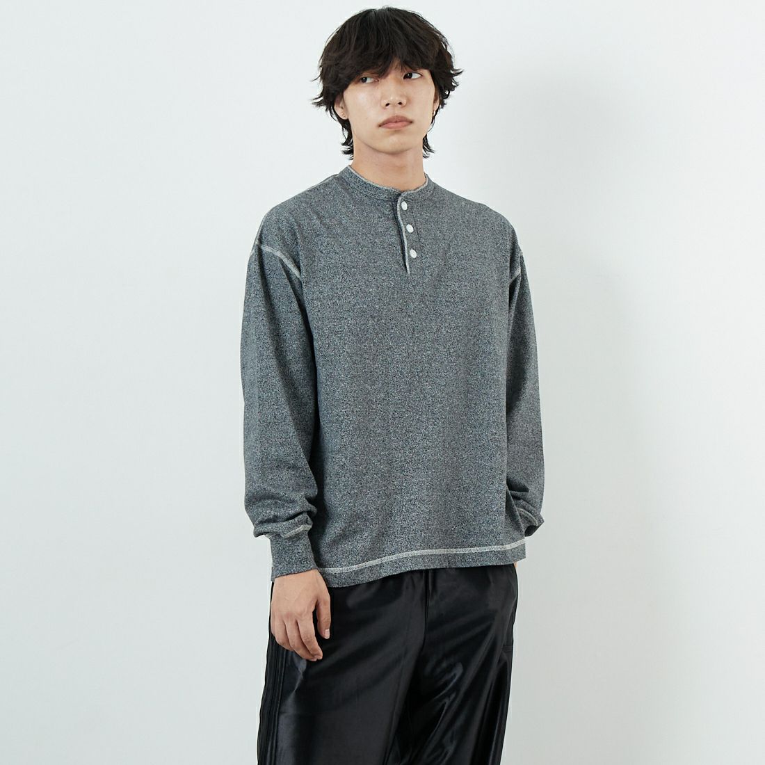 Health knit [ヘルスニット] ヘンリーネック ロングスリーブTシャツ [HR25F-M159] H.CHARCOAL &&モデル身長：179cm 着用サイズ：M&&
