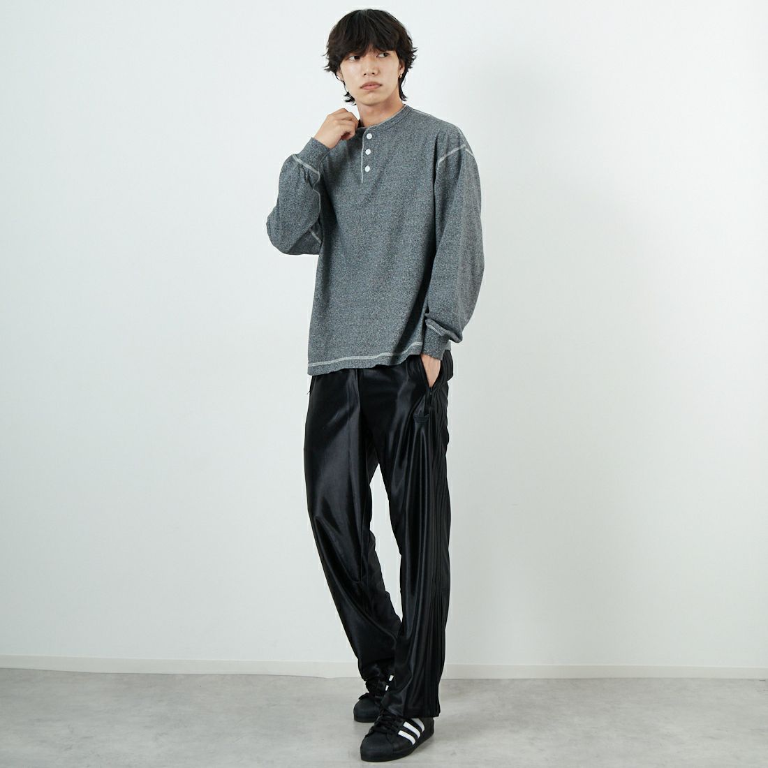 Health knit [ヘルスニット] ヘンリーネック ロングスリーブTシャツ [HR25F-M159] H.CHARCOAL &&モデル身長：179cm 着用サイズ：M&&