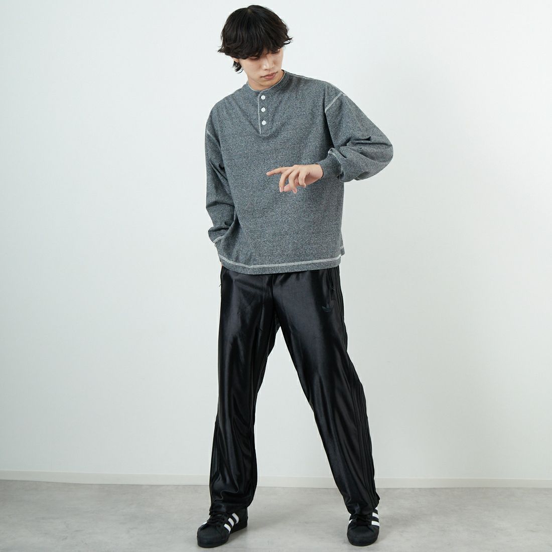 Health knit [ヘルスニット] ヘンリーネック ロングスリーブTシャツ [HR25F-M159] H.CHARCOAL &&モデル身長：179cm 着用サイズ：M&&
