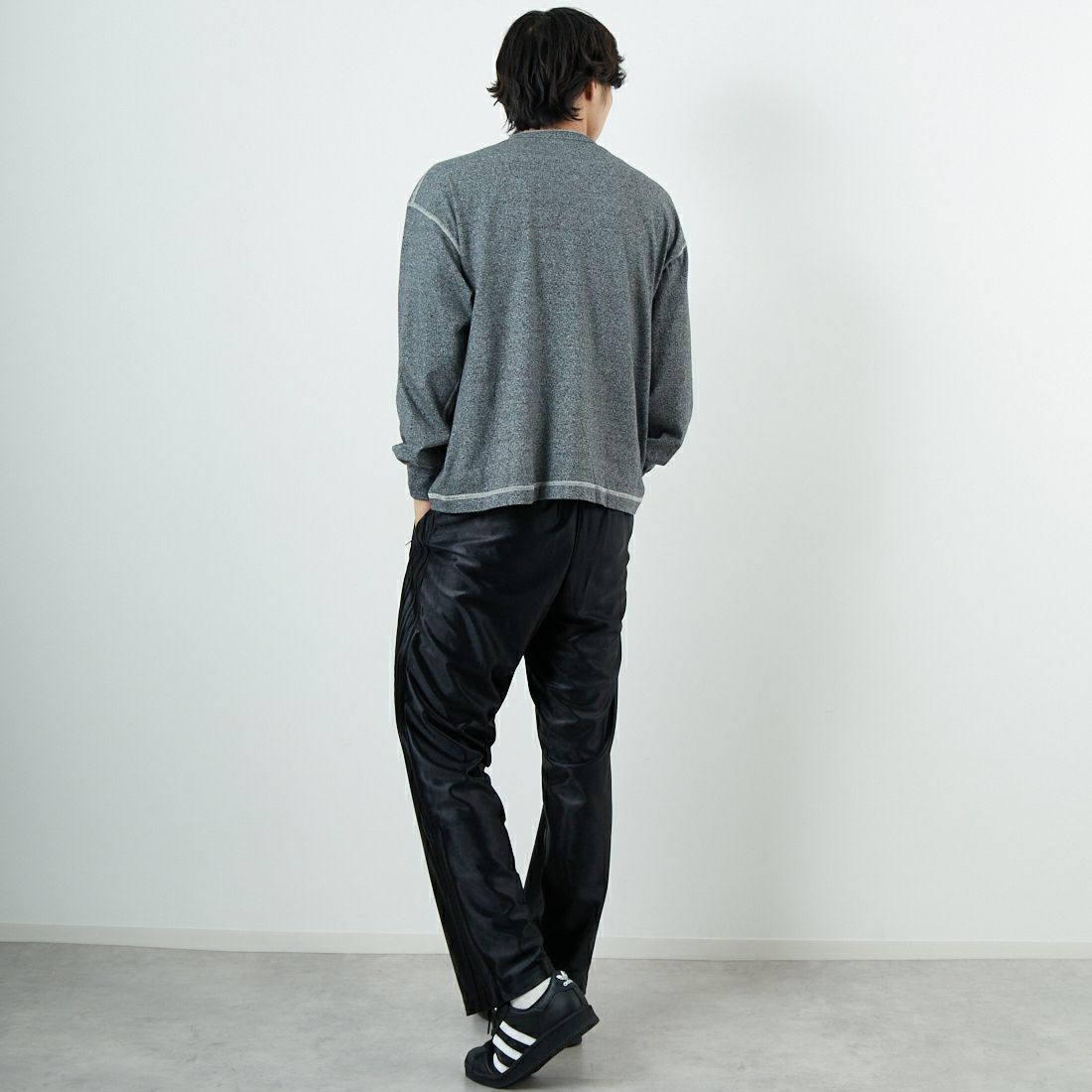 Health knit [ヘルスニット] ヘンリーネック ロングスリーブTシャツ [HR25F-M159] H.CHARCOAL &&モデル身長：179cm 着用サイズ：M&&