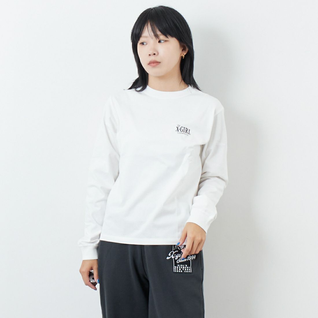X-girl [エックスガール] オーナメントフェイス ロングスリーブTシャツ [105253011015] WHITE &&モデル身長：167cm 着用サイズ：M&&
