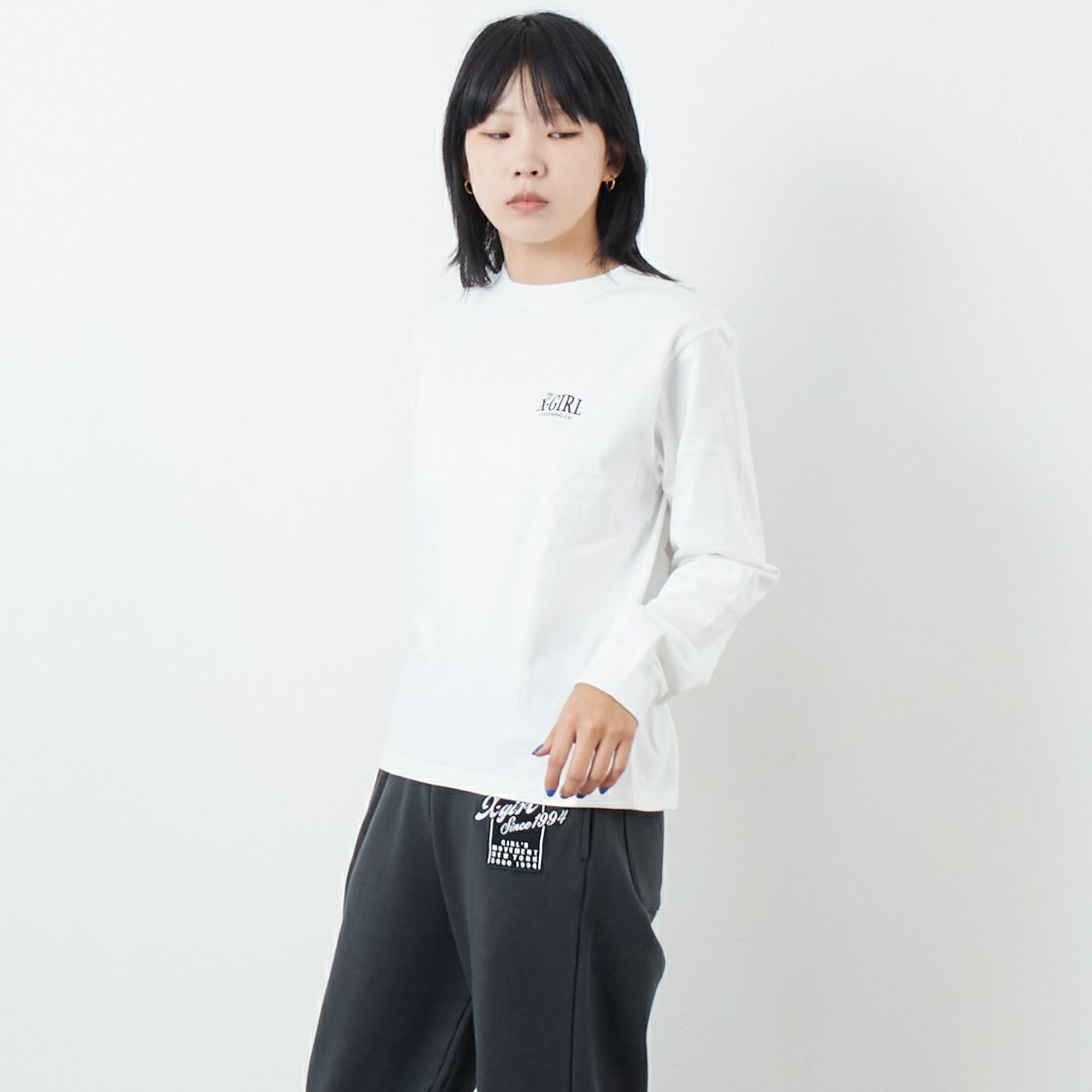 X-girl [エックスガール] オーナメントフェイス ロングスリーブTシャツ [105253011015] WHITE &&モデル身長：167cm 着用サイズ：M&&