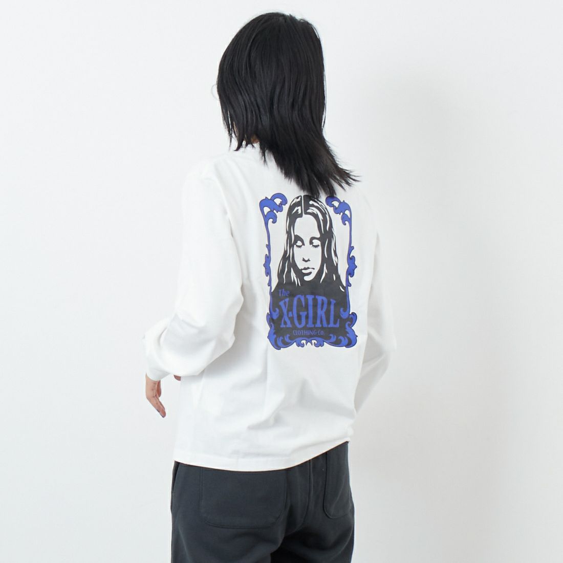 X-girl [エックスガール] オーナメントフェイス ロングスリーブTシャツ [105253011015] WHITE &&モデル身長：167cm 着用サイズ：M&&