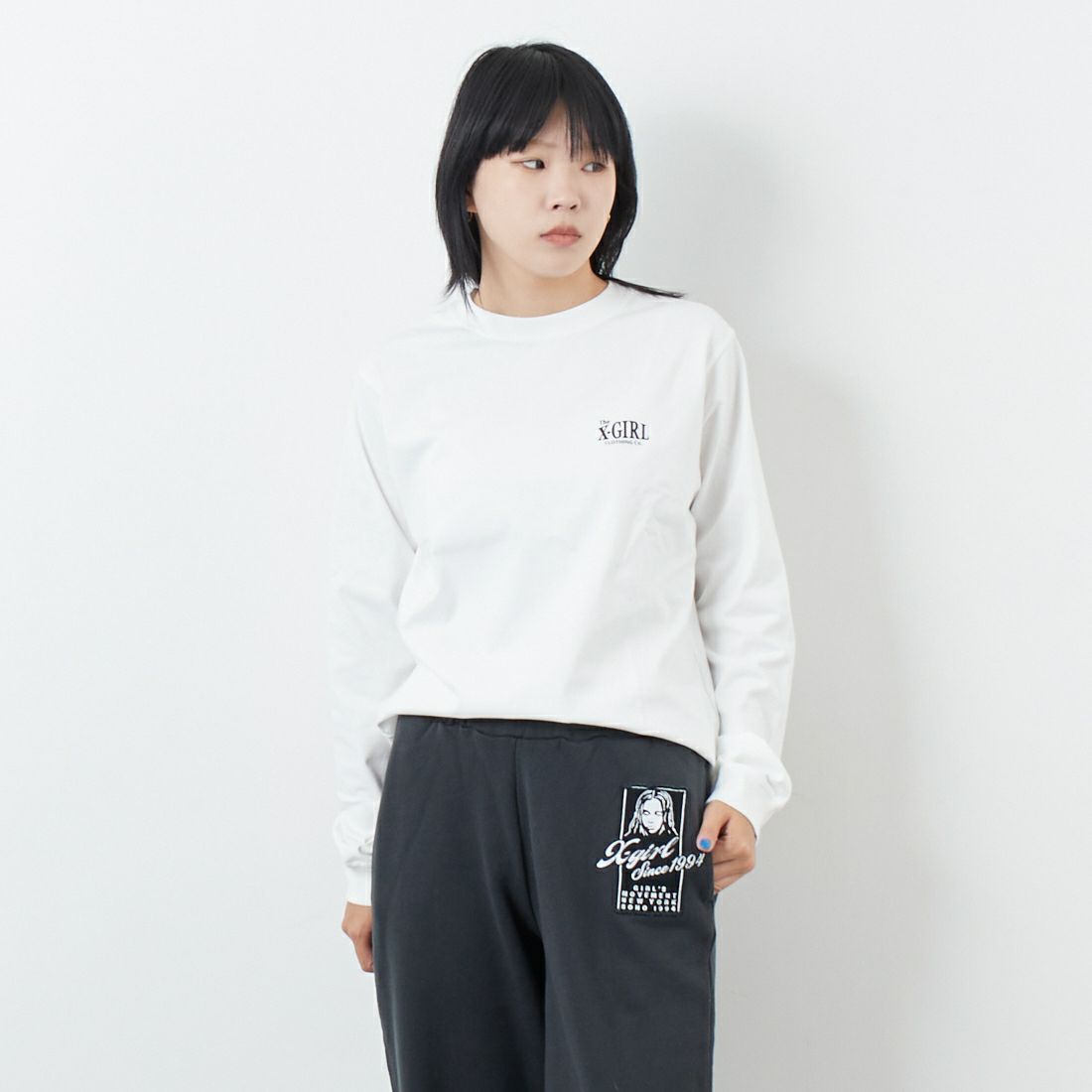 X-girl [エックスガール] オーナメントフェイス ロングスリーブTシャツ [105253011015] WHITE &&モデル身長：167cm 着用サイズ：M&&
