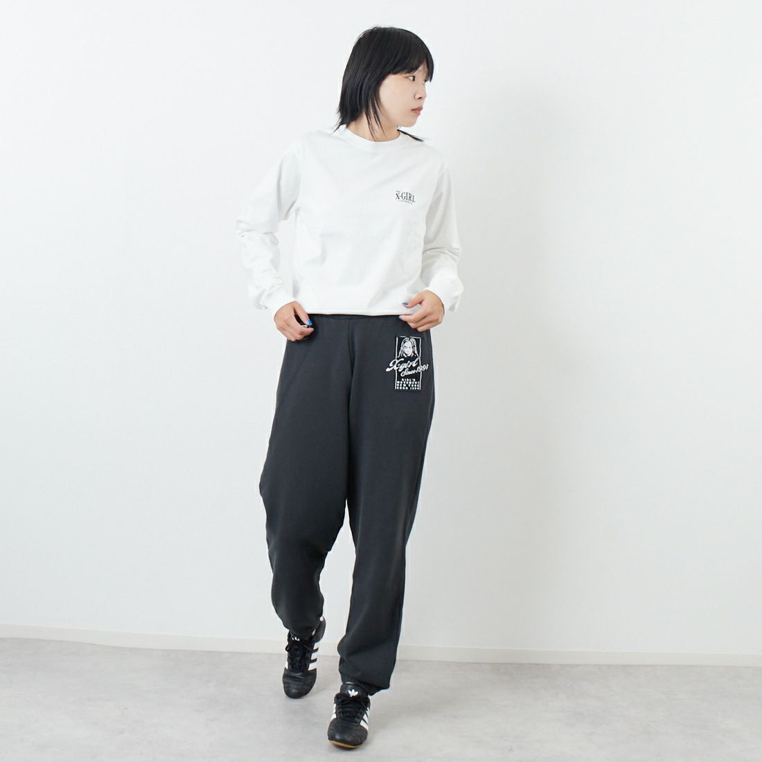 X-girl [エックスガール] オーナメントフェイス ロングスリーブTシャツ [105253011015] WHITE &&モデル身長：167cm 着用サイズ：M&&