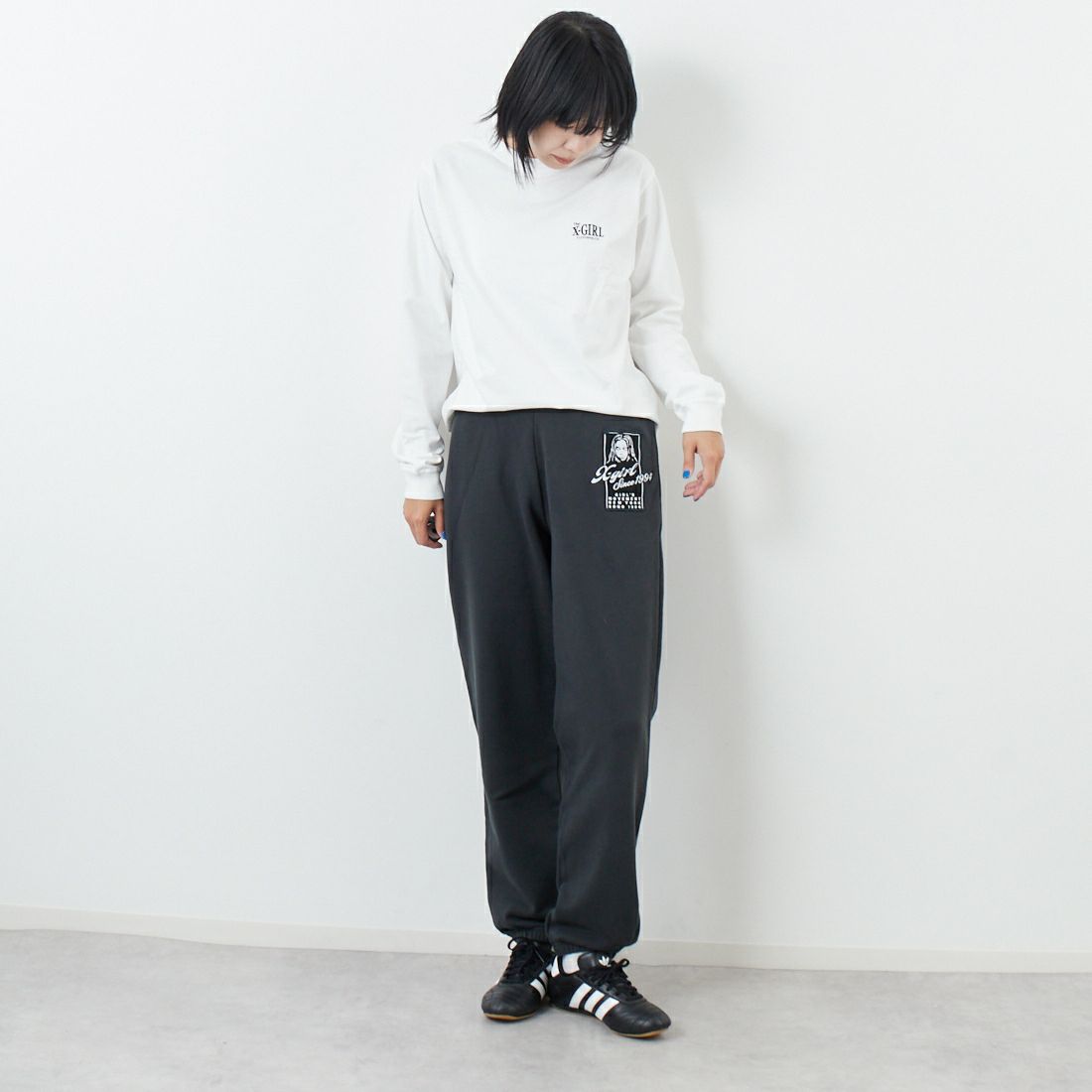 X-girl [エックスガール] オーナメントフェイス ロングスリーブTシャツ [105253011015] WHITE &&モデル身長：167cm 着用サイズ：M&&