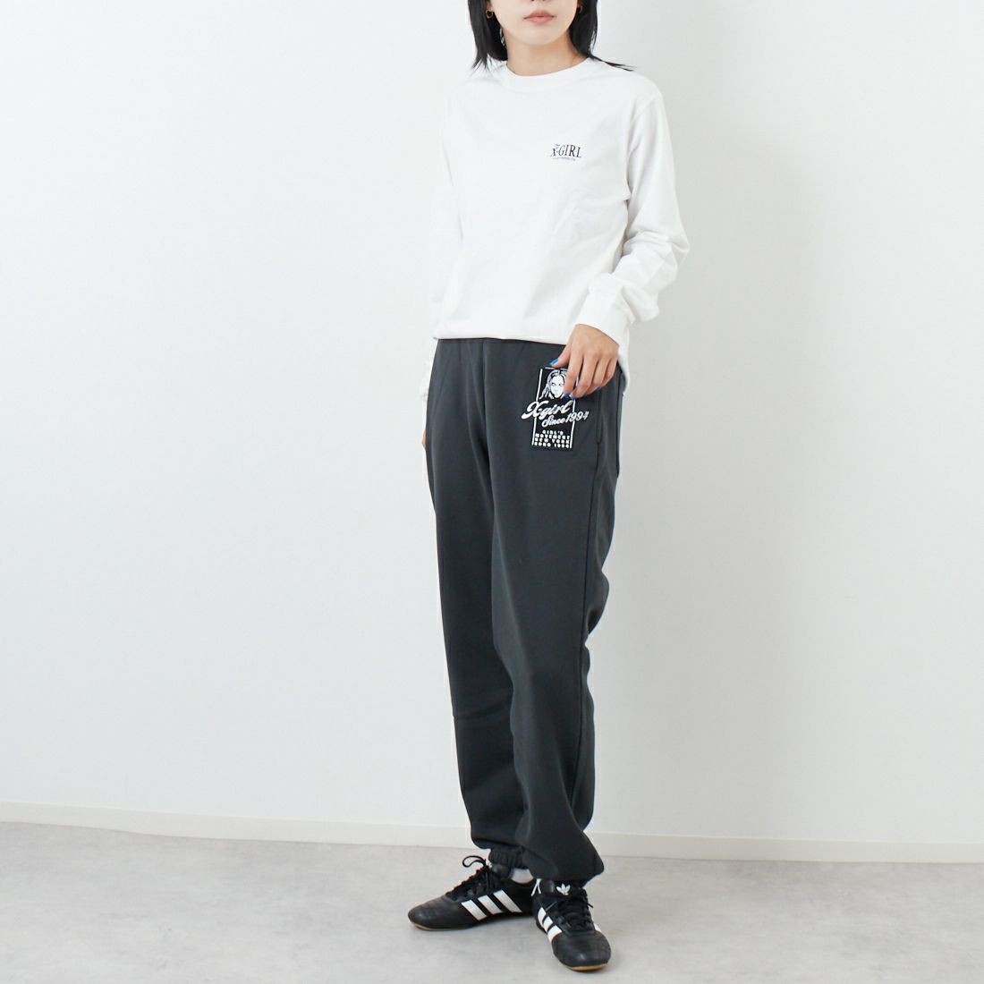 X-girl [エックスガール] オーナメントフェイス ロングスリーブTシャツ [105253011015] WHITE &&モデル身長：167cm 着用サイズ：M&&