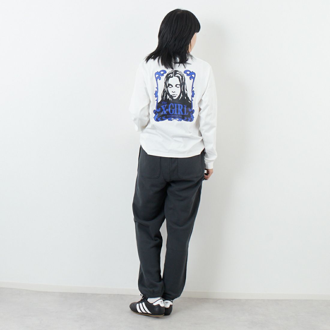 X-girl [エックスガール] オーナメントフェイス ロングスリーブTシャツ [105253011015] WHITE &&モデル身長：167cm 着用サイズ：M&&
