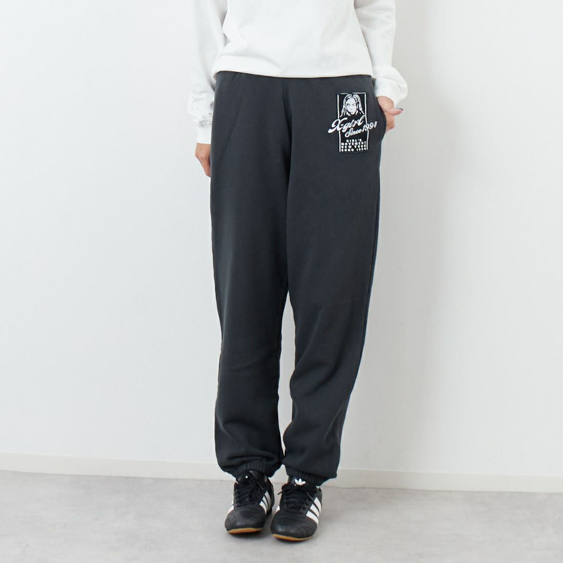 X-girl [エックスガール] フェイスボックスパッチ スウェットパンツ [105253031010] CHARCOAL &&モデル身長：167cm 着用サイズ：S&&