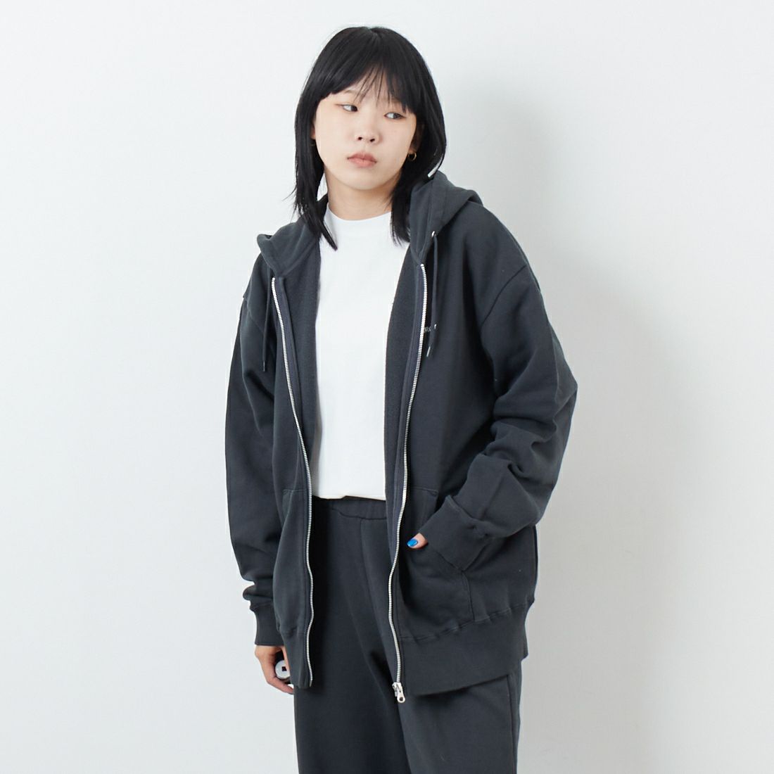 X-girl [エックスガール] フェイスボックスパッチ ジップアップスウェットフーディ [105253012005] CHARCOAL &&モデル身長：167cm 着用サイズ：M&&