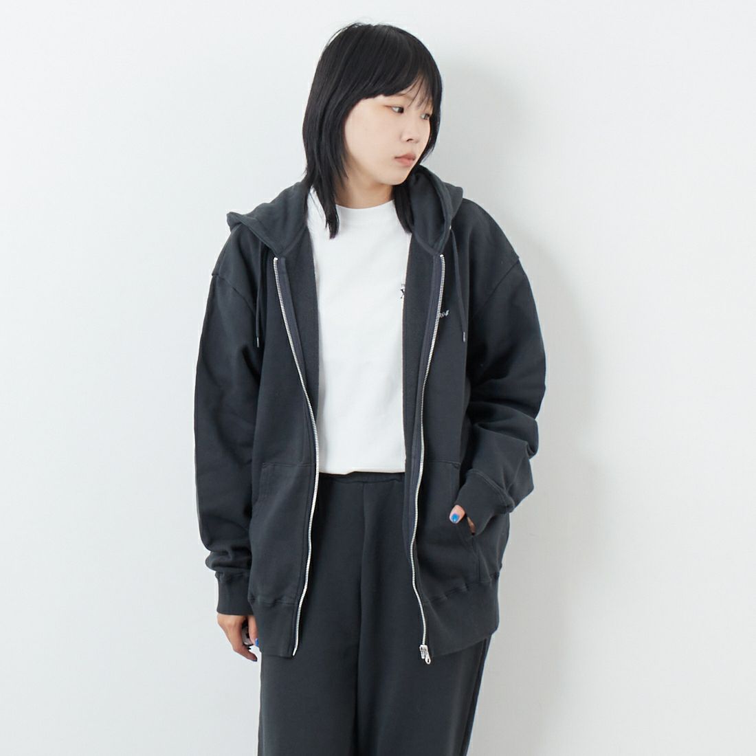 X-girl [エックスガール] フェイスボックスパッチ ジップアップスウェットフーディ [105253012005] CHARCOAL &&モデル身長：167cm 着用サイズ：M&&