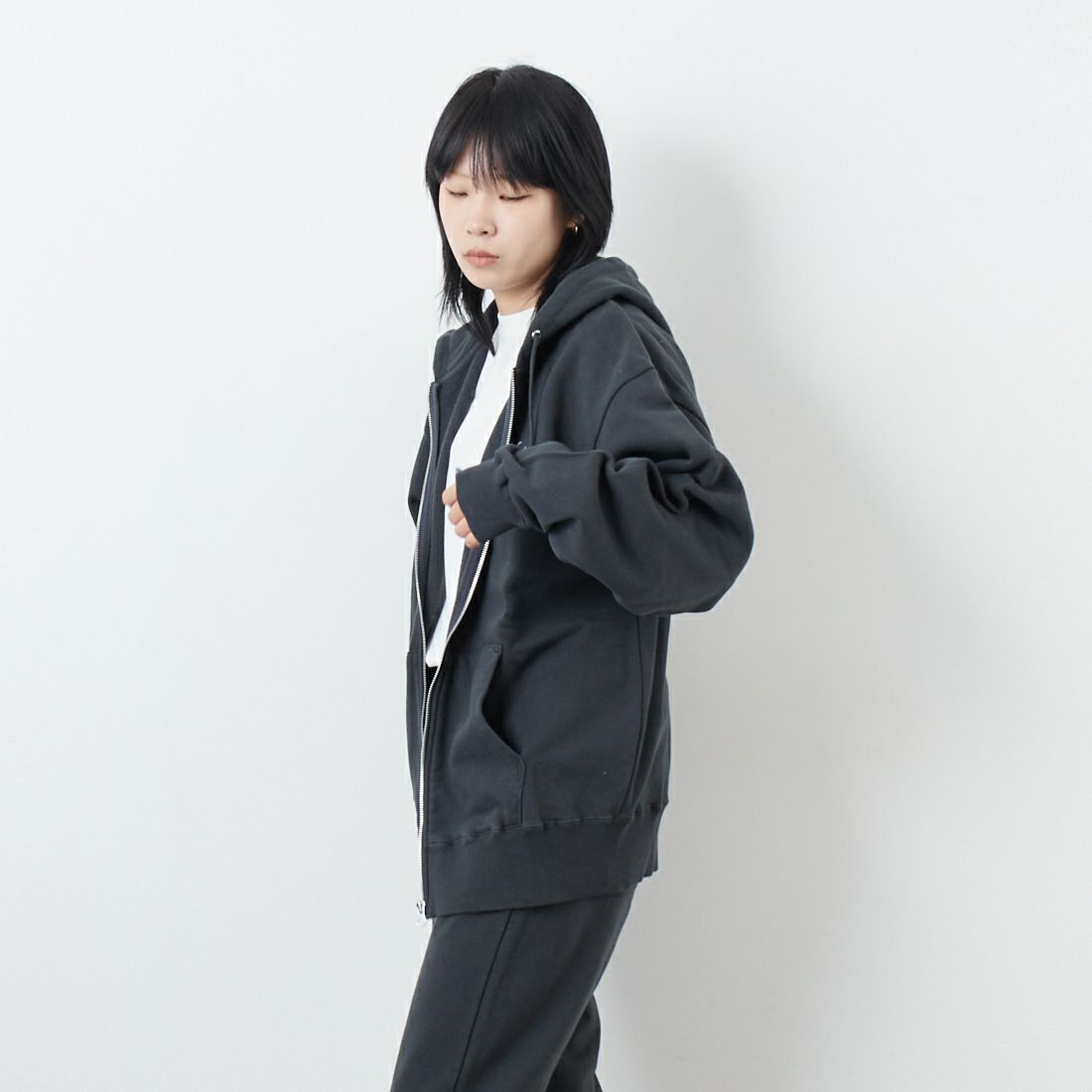 X-girl [エックスガール] フェイスボックスパッチ ジップアップスウェットフーディ [105253012005] CHARCOAL &&モデル身長：167cm 着用サイズ：M&&