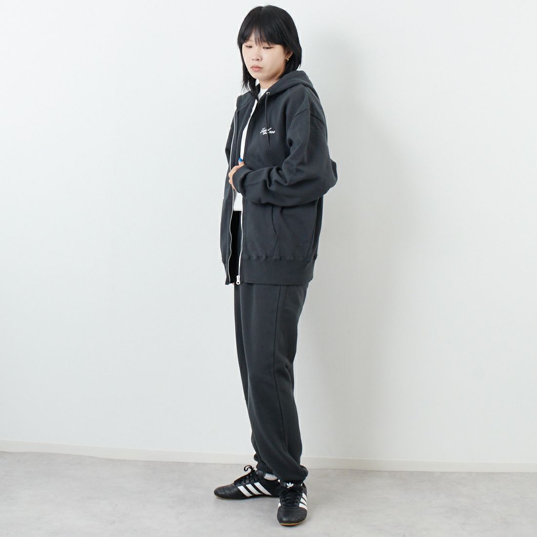 X-girl [エックスガール] フェイスボックスパッチ ジップアップスウェットフーディ [105253012005] CHARCOAL &&モデル身長：167cm 着用サイズ：M&&