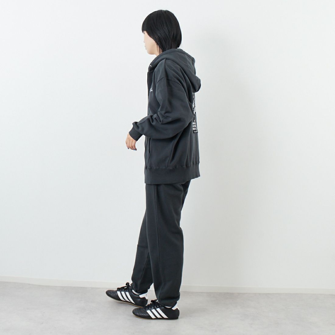 X-girl [エックスガール] フェイスボックスパッチ ジップアップスウェットフーディ [105253012005] CHARCOAL &&モデル身長：167cm 着用サイズ：M&&