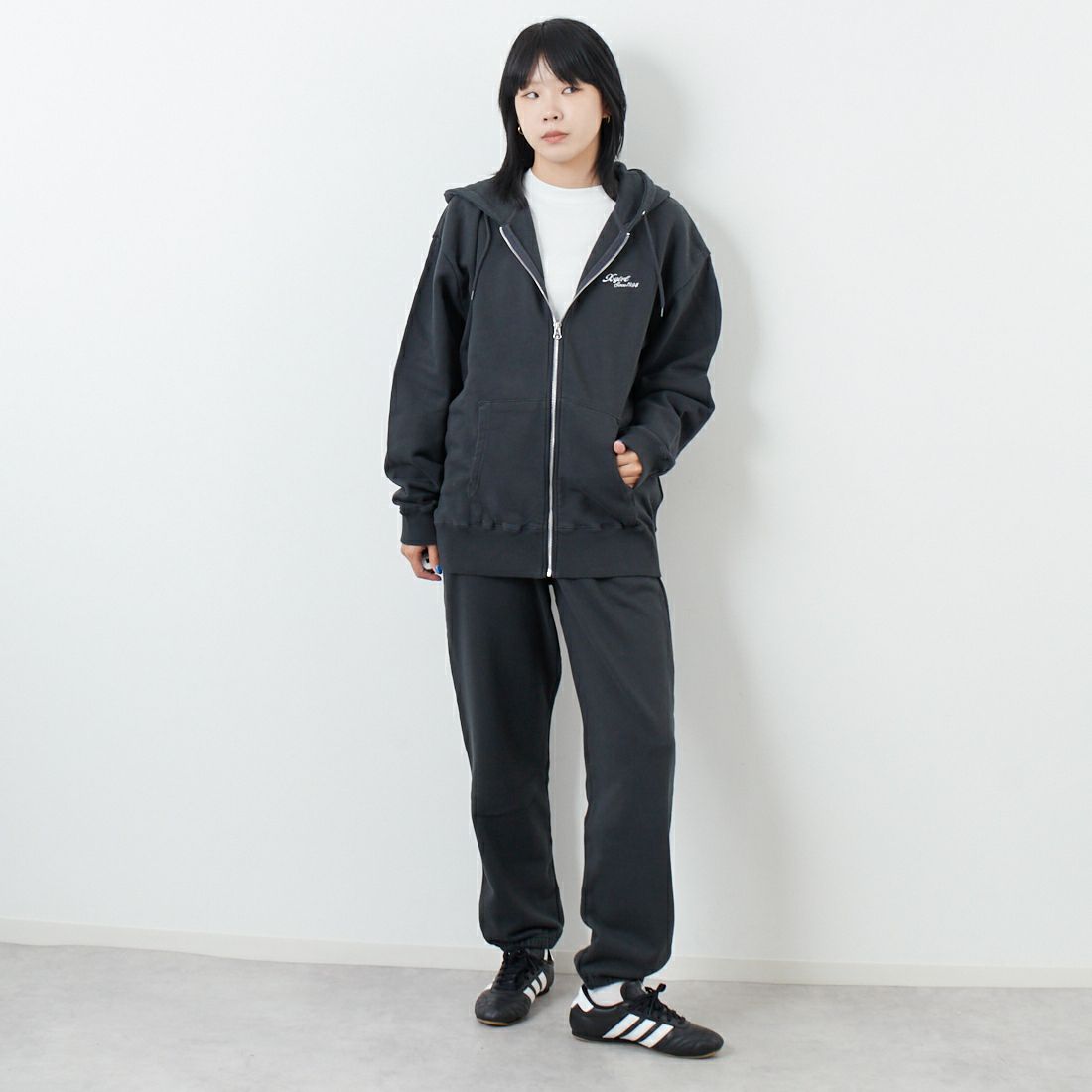 X-girl [エックスガール] フェイスボックスパッチ ジップアップスウェットフーディ [105253012005] CHARCOAL &&モデル身長：167cm 着用サイズ：M&&
