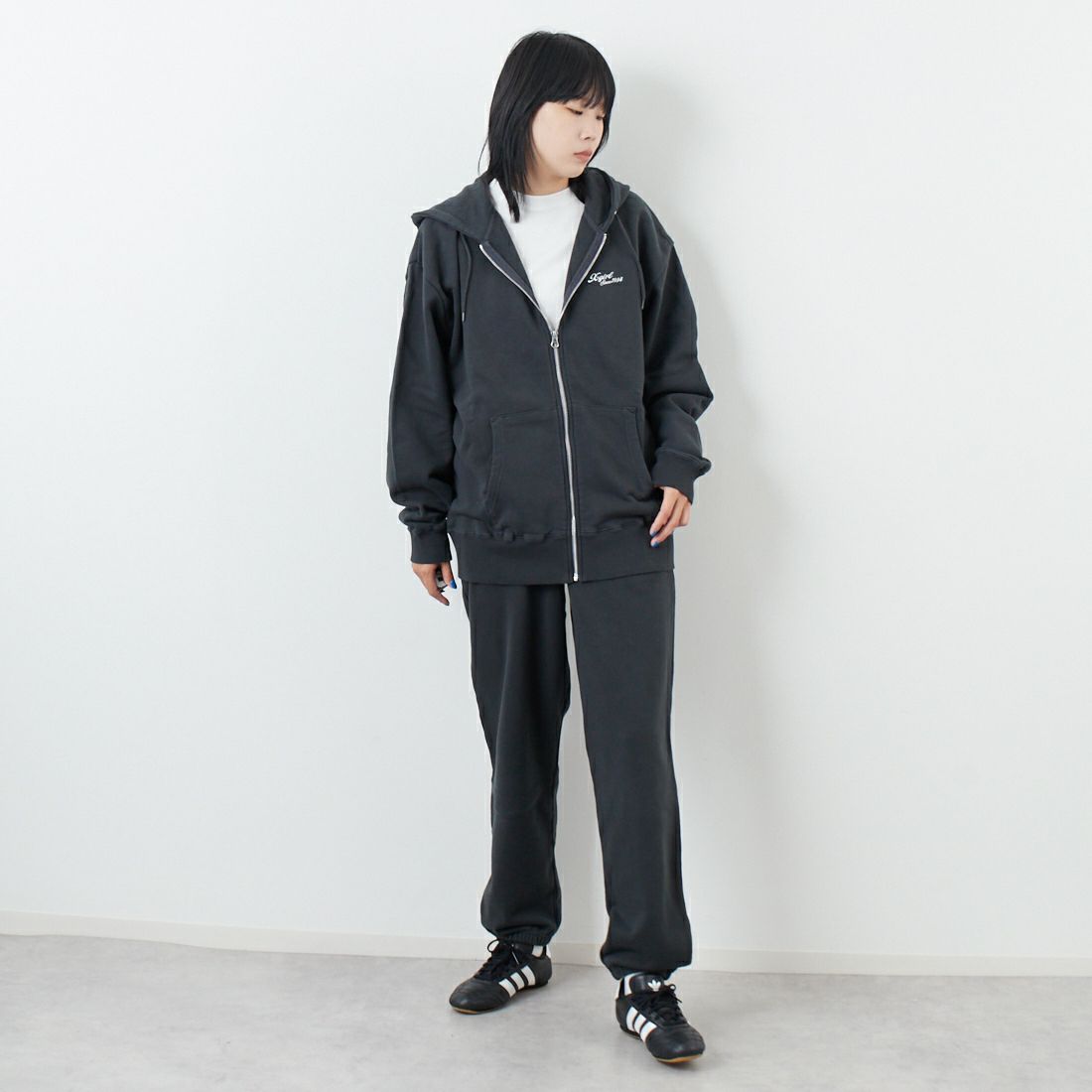 X-girl [エックスガール] フェイスボックスパッチ ジップアップスウェットフーディ [105253012005] CHARCOAL &&モデル身長：167cm 着用サイズ：M&&