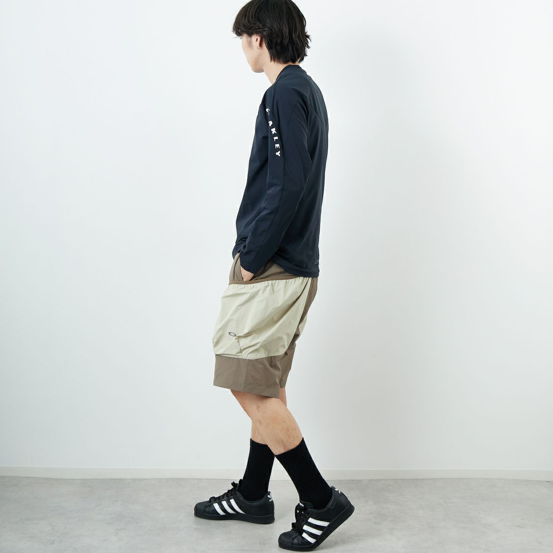 OAKLEY [オークリー] SYNC PACK ロングスリーブ Tシャツ [FOA408124] 02E BLACKO &&モデル身長：179cm 着用サイズ：M&&