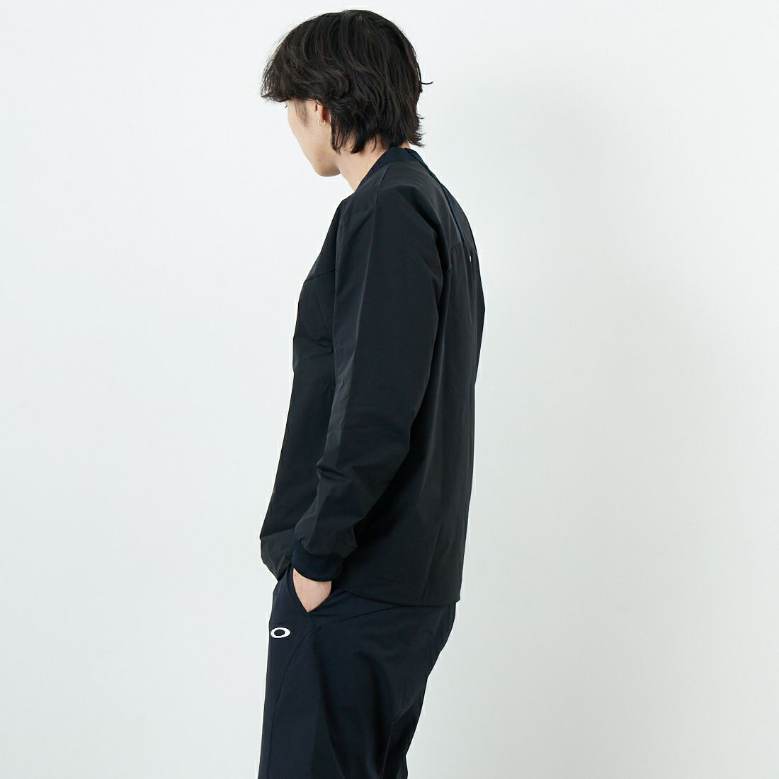 OAKLEY [オークリー] プルオーバーウインドジャケット [FOA408139] 02E BLACKO &&モデル身長：179cm 着用サイズ：S&&