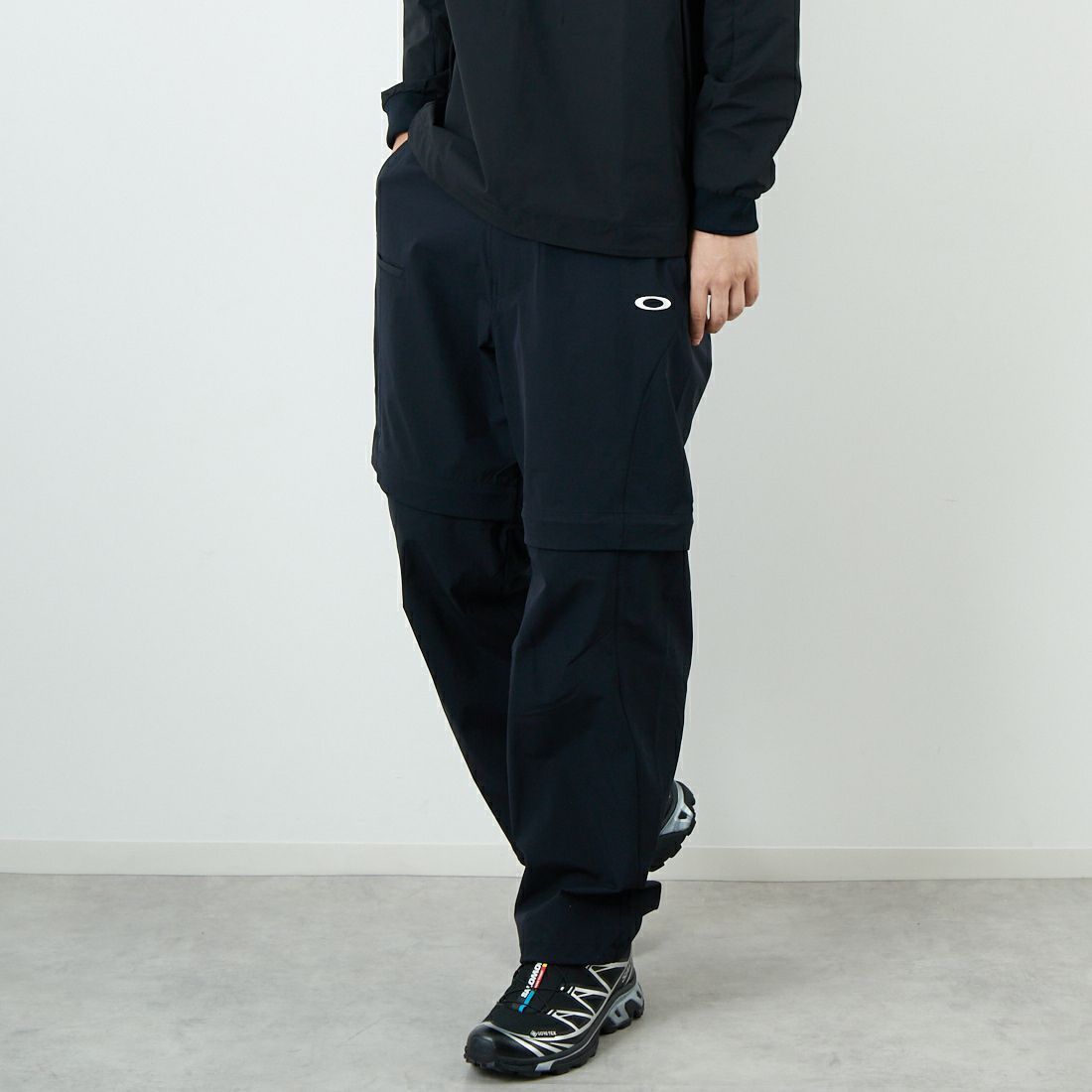 OAKLEY [オークリー] デタッチャブル ワイド ストレート [FOA408148] 02E BLACKO &&モデル身長：179cm 着用サイズ：M&&