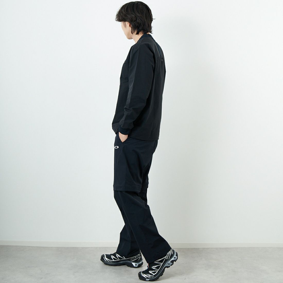 OAKLEY [オークリー] デタッチャブル ワイド ストレート [FOA408148] 02E BLACKO &&モデル身長：179cm 着用サイズ：M&&