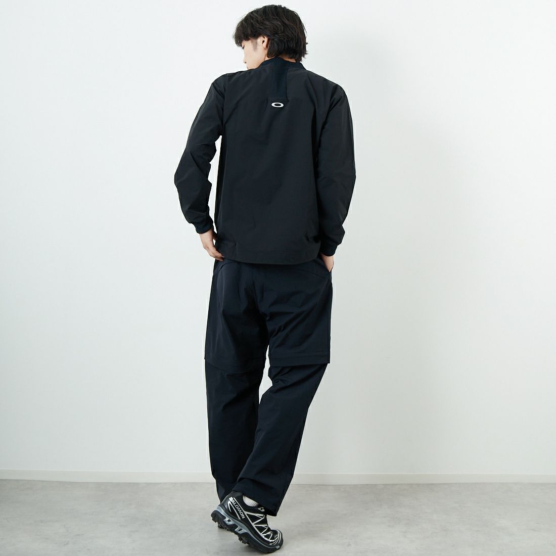 OAKLEY [オークリー] デタッチャブル ワイド ストレート [FOA408148] 02E BLACKO &&モデル身長：179cm 着用サイズ：M&&