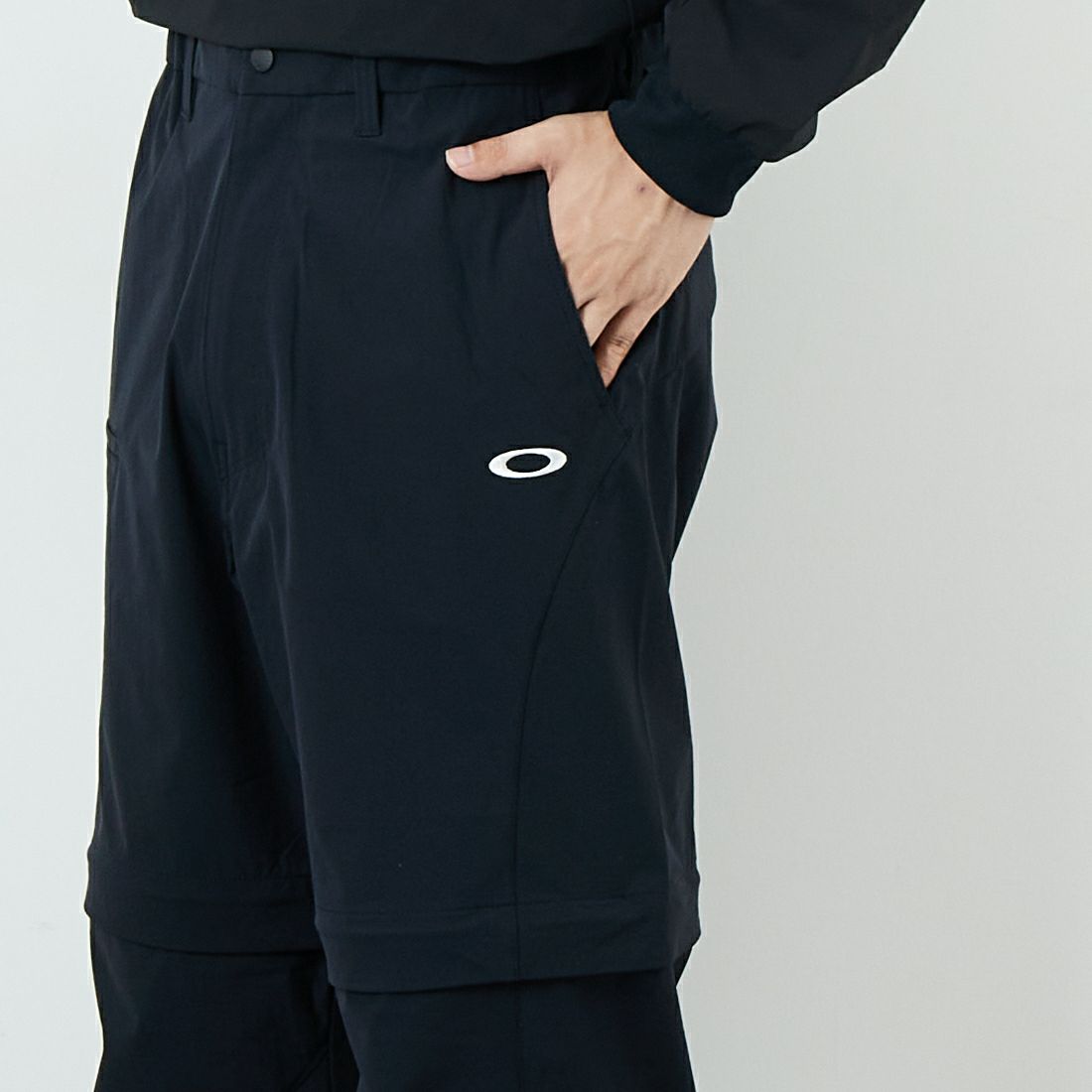 OAKLEY [オークリー] デタッチャブル ワイド ストレート [FOA408148] 02E BLACKO &&モデル身長：179cm 着用サイズ：M&&