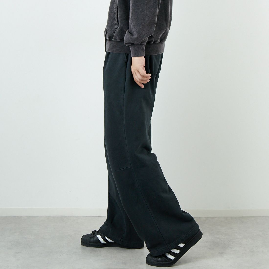 Jeans Factory Clothes [ジーンズファクトリークローズ] ピグメント ヘビー裏毛 バレルスウェットパンツ [2523-466IN] BLACK &&モデル身長：179cm 着用サイズ：L&&