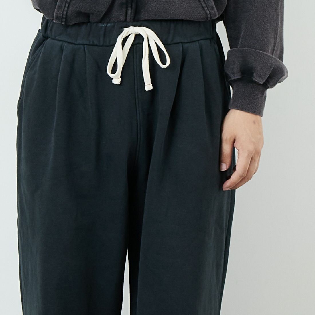 Jeans Factory Clothes [ジーンズファクトリークローズ] ピグメント ヘビー裏毛 バレルスウェットパンツ [2523-466IN] BLACK &&モデル身長：179cm 着用サイズ：L&&