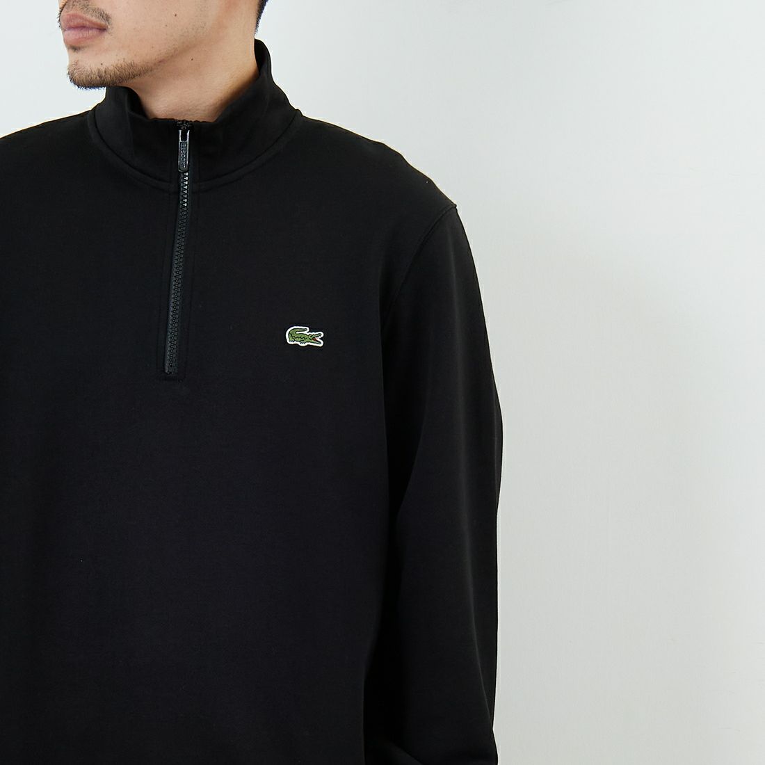 LACOSTE [ラコステ] ハイネックハーフジップスウェット [SH9774] 031 BLACK &&モデル身長：168cm 着用サイズ：4&&