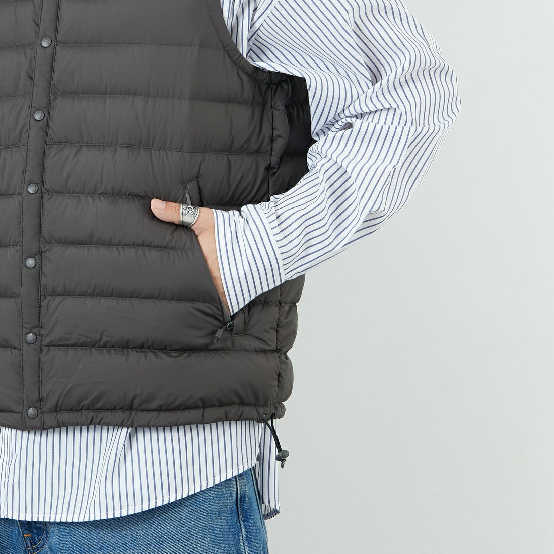 DANTON [ダントン] インナーダウン クルーネックベスト [DT-A0026RRT] IRON &&モデル身長：179cm 着用サイズ：L&&