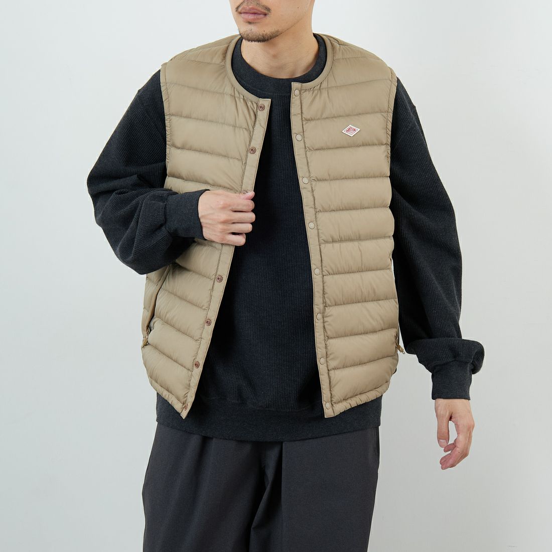 DANTON [ダントン] インナーダウン クルーネックベスト [DT-A0026RRT] SAND BEIGE &&モデル身長：168cm 着用サイズ：M&&