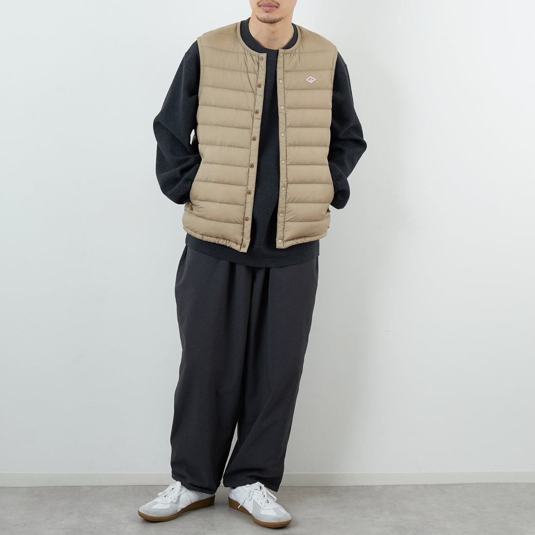 DANTON [ダントン] インナーダウン クルーネックベスト [DT-A0026RRT] SAND BEIGE &&モデル身長：168cm 着用サイズ：M&&