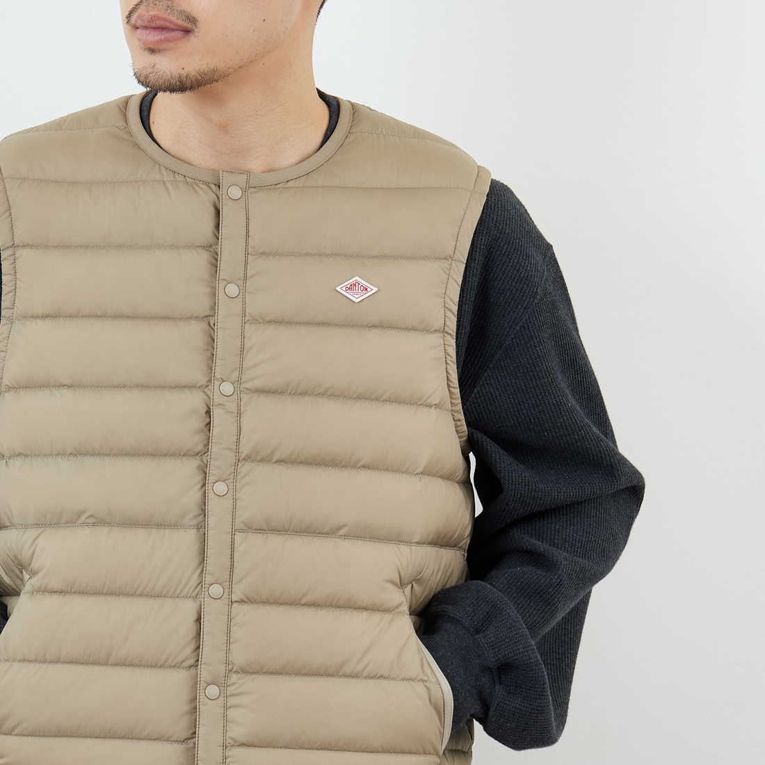 DANTON [ダントン] インナーダウン クルーネックベスト [DT-A0026RRT] SAND BEIGE &&モデル身長：168cm 着用サイズ：M&&