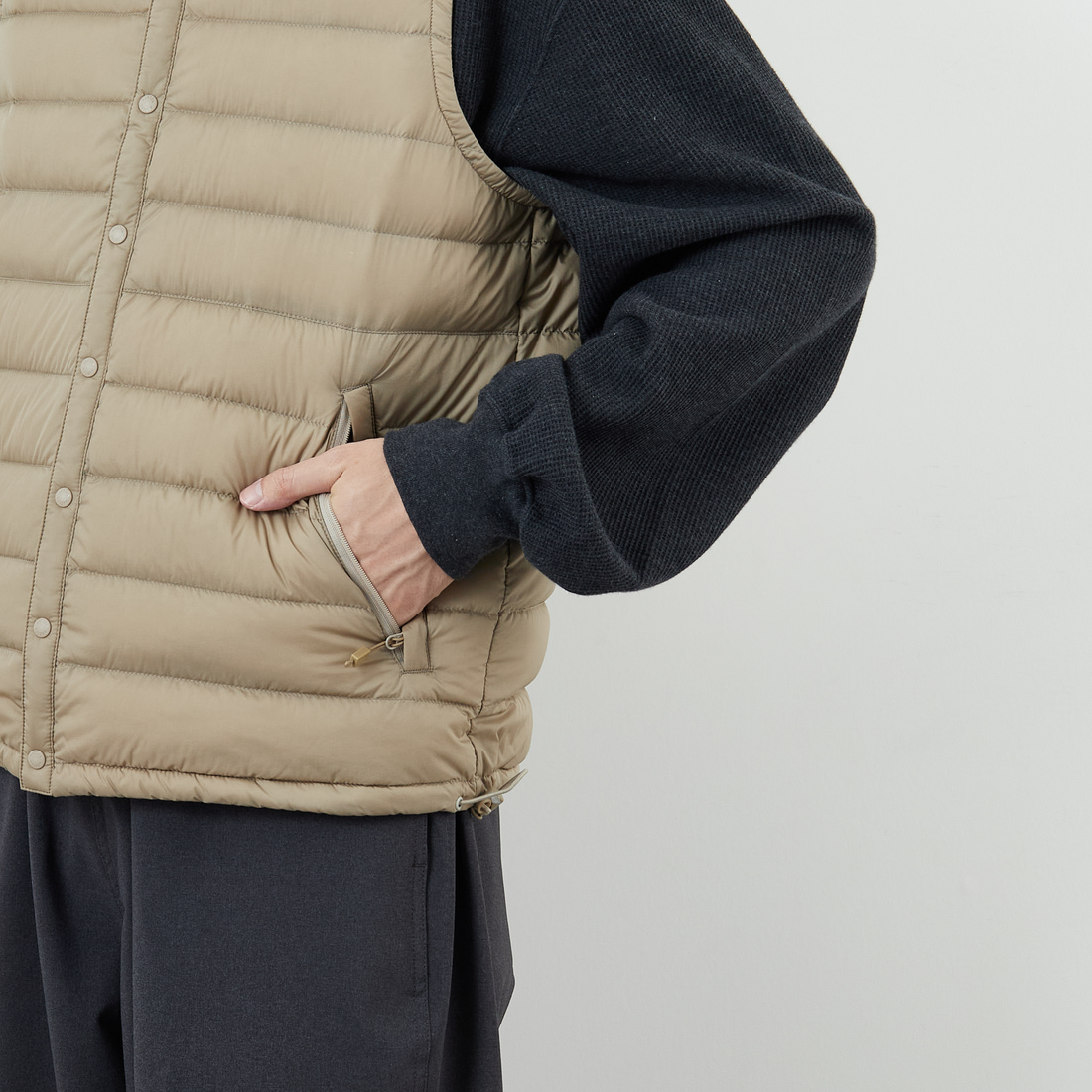 DANTON [ダントン] インナーダウン クルーネックベスト [DT-A0026RRT] SAND BEIGE &&モデル身長：168cm 着用サイズ：M&&