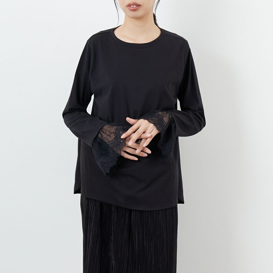 Maison de L'allure [メゾン ドゥ ラリュール] レースドッキング ロングスリーブTシャツ [M25132009] 09 BLACK &&モデル身長：162cm 着用サイズ：F&&