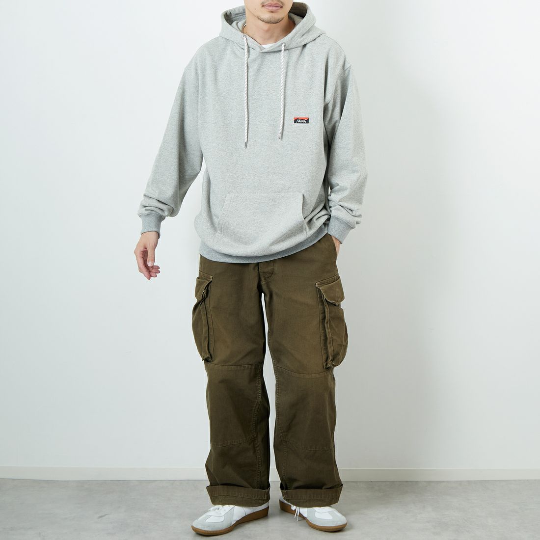 JEANSFACTORY × NANGA [ジーンズファクトリー × ナンガ] 別注 フードロゴ刺繍 スウェットパーカー [NW2504-JF] GRAY &&モデル身長：168cm 着用サイズ：L&&