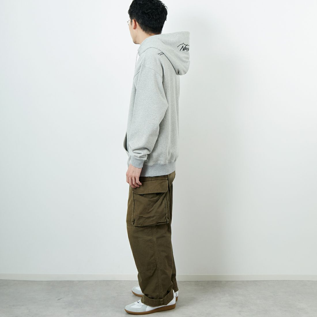 JEANSFACTORY × NANGA [ジーンズファクトリー × ナンガ] 別注 フードロゴ刺繍 スウェットパーカー [NW2504-JF] GRAY &&モデル身長：168cm 着用サイズ：L&&