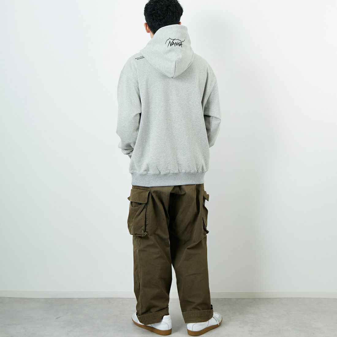 JEANSFACTORY × NANGA [ジーンズファクトリー × ナンガ] 別注 フードロゴ刺繍 スウェットパーカー [NW2504-JF] GRAY &&モデル身長：168cm 着用サイズ：L&&