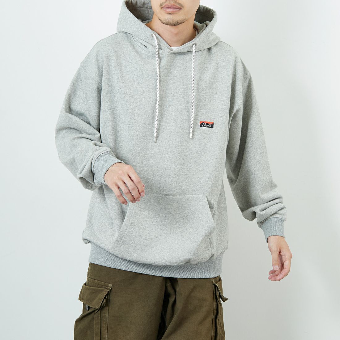 JEANSFACTORY × NANGA [ジーンズファクトリー × ナンガ] 別注 フードロゴ刺繍 スウェットパーカー [NW2504-JF] GRAY &&モデル身長：168cm 着用サイズ：L&&