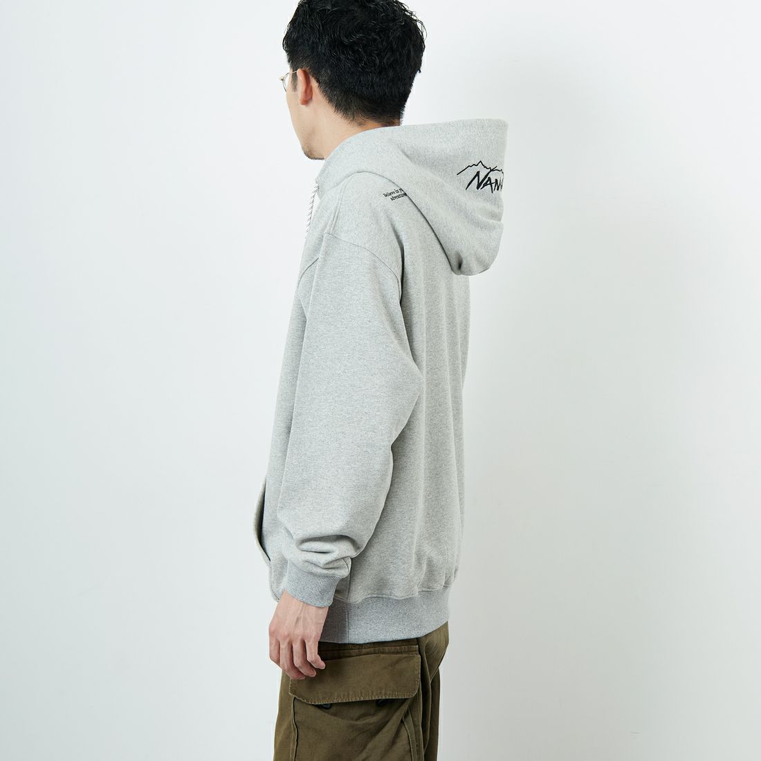 JEANSFACTORY × NANGA [ジーンズファクトリー × ナンガ] 別注 フードロゴ刺繍 スウェットパーカー [NW2504-JF] GRAY &&モデル身長：168cm 着用サイズ：L&&