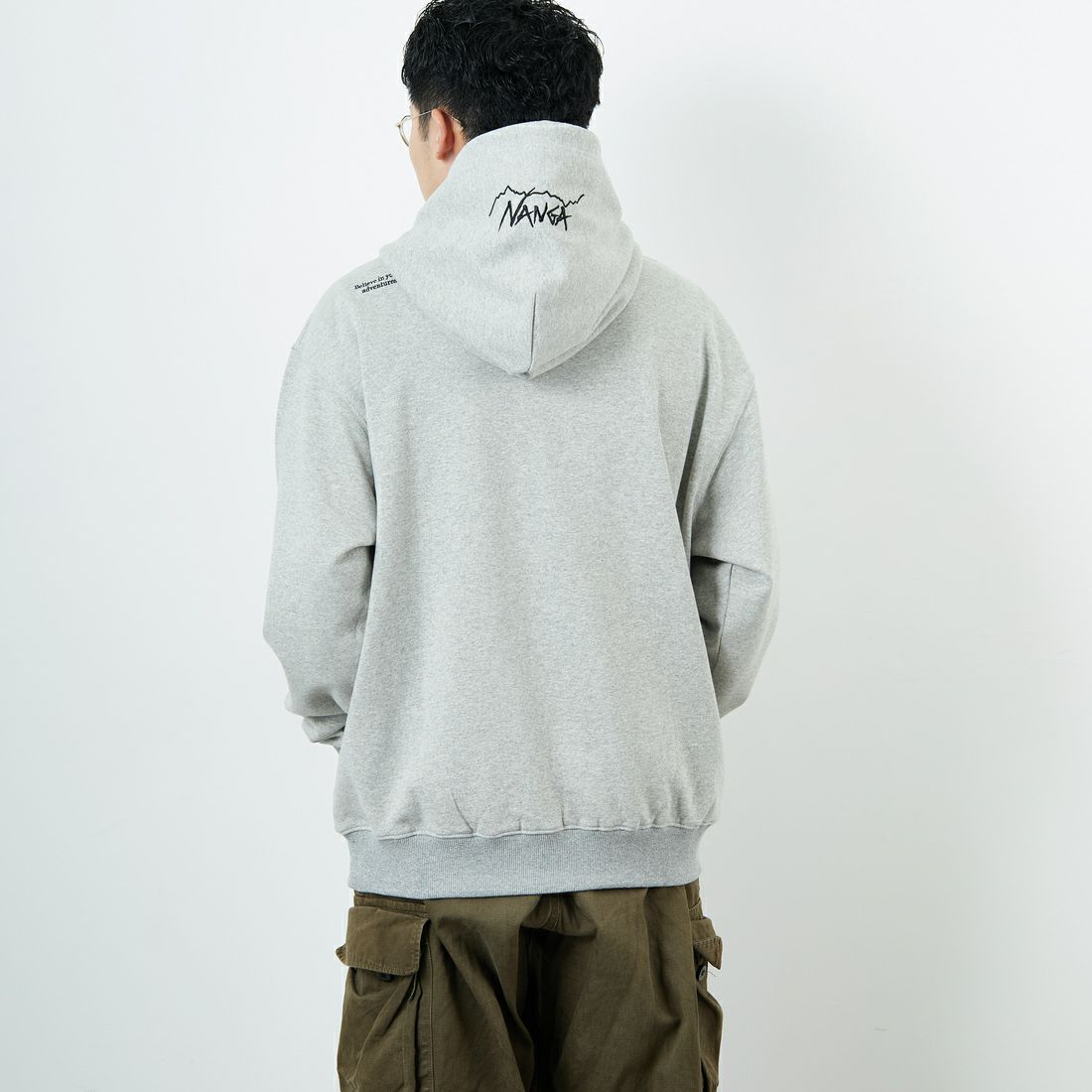 JEANSFACTORY × NANGA [ジーンズファクトリー × ナンガ] 別注 フードロゴ刺繍 スウェットパーカー [NW2504-JF] GRAY &&モデル身長：168cm 着用サイズ：L&&